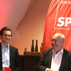 Jens Andermann übergibt das Parteibuch an das Neumitglied Henning Meyer